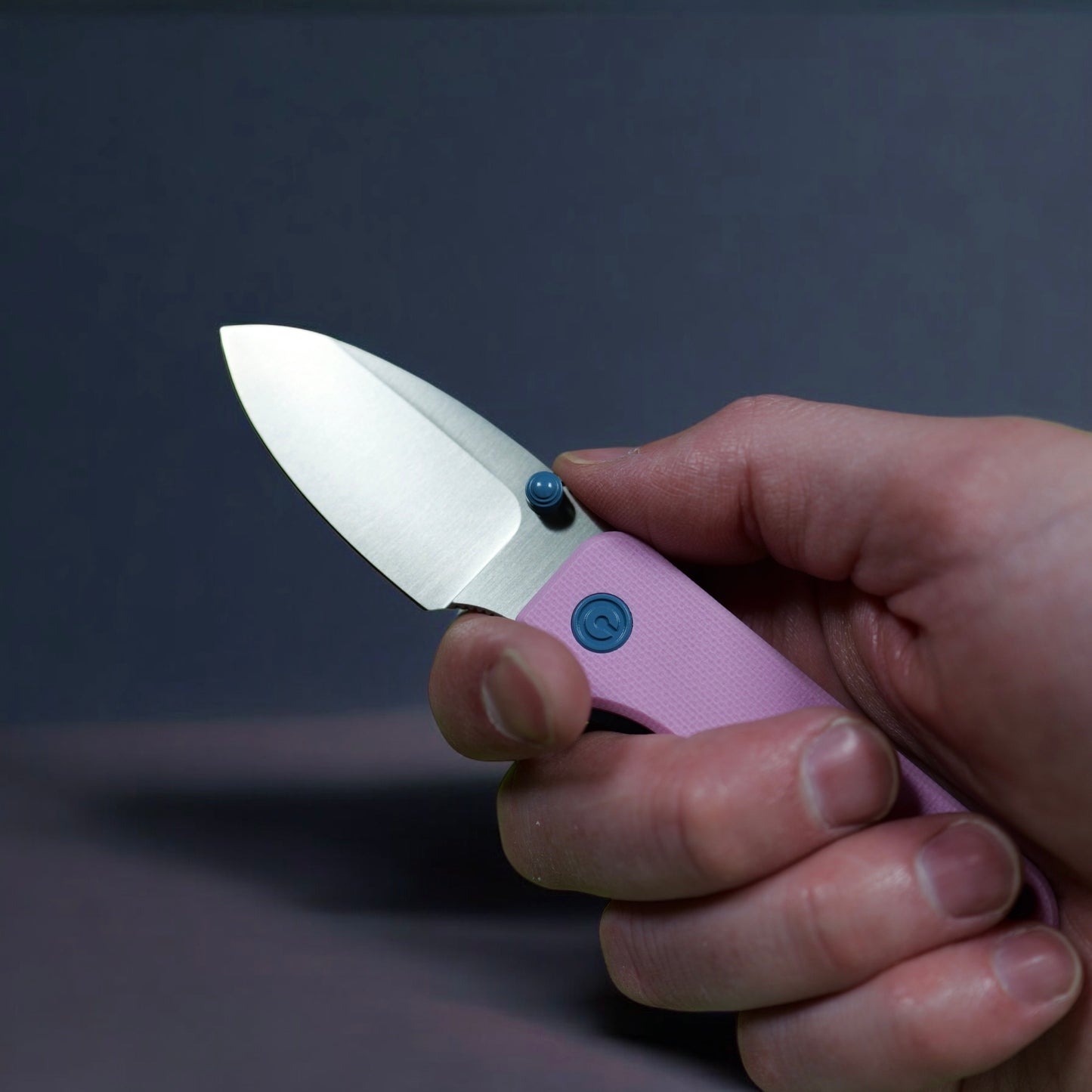 civivi baby banter pink in hand