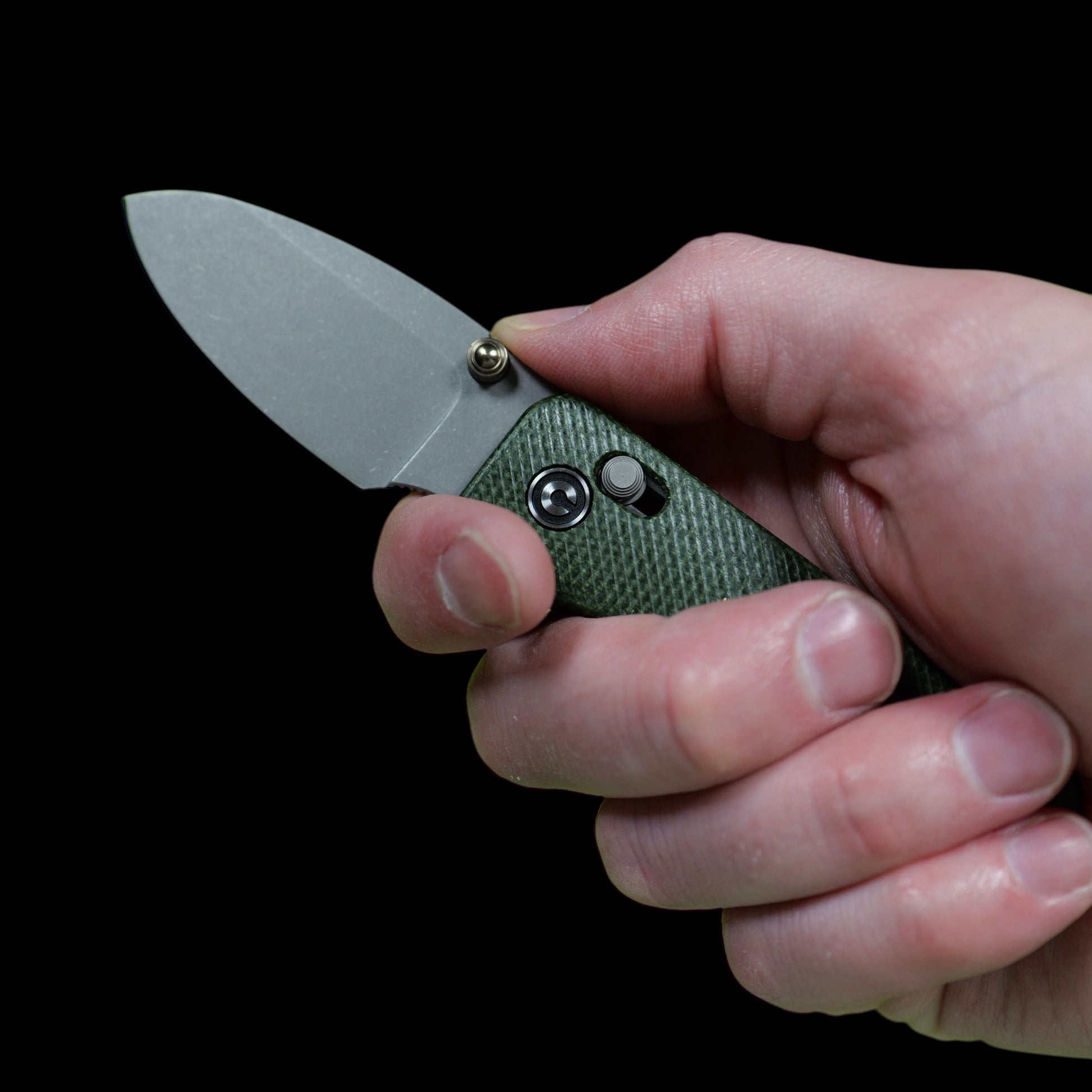 civivi baby banter 2 green micarta in hand