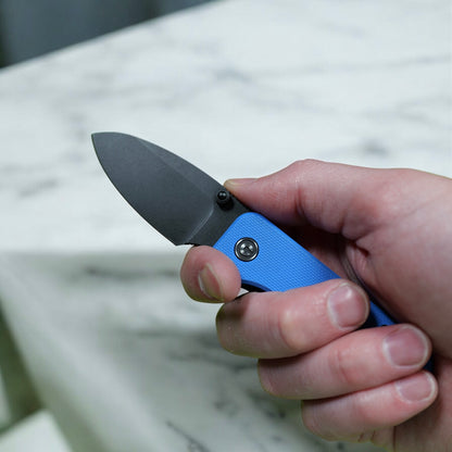 civivi baby banter blue in hand