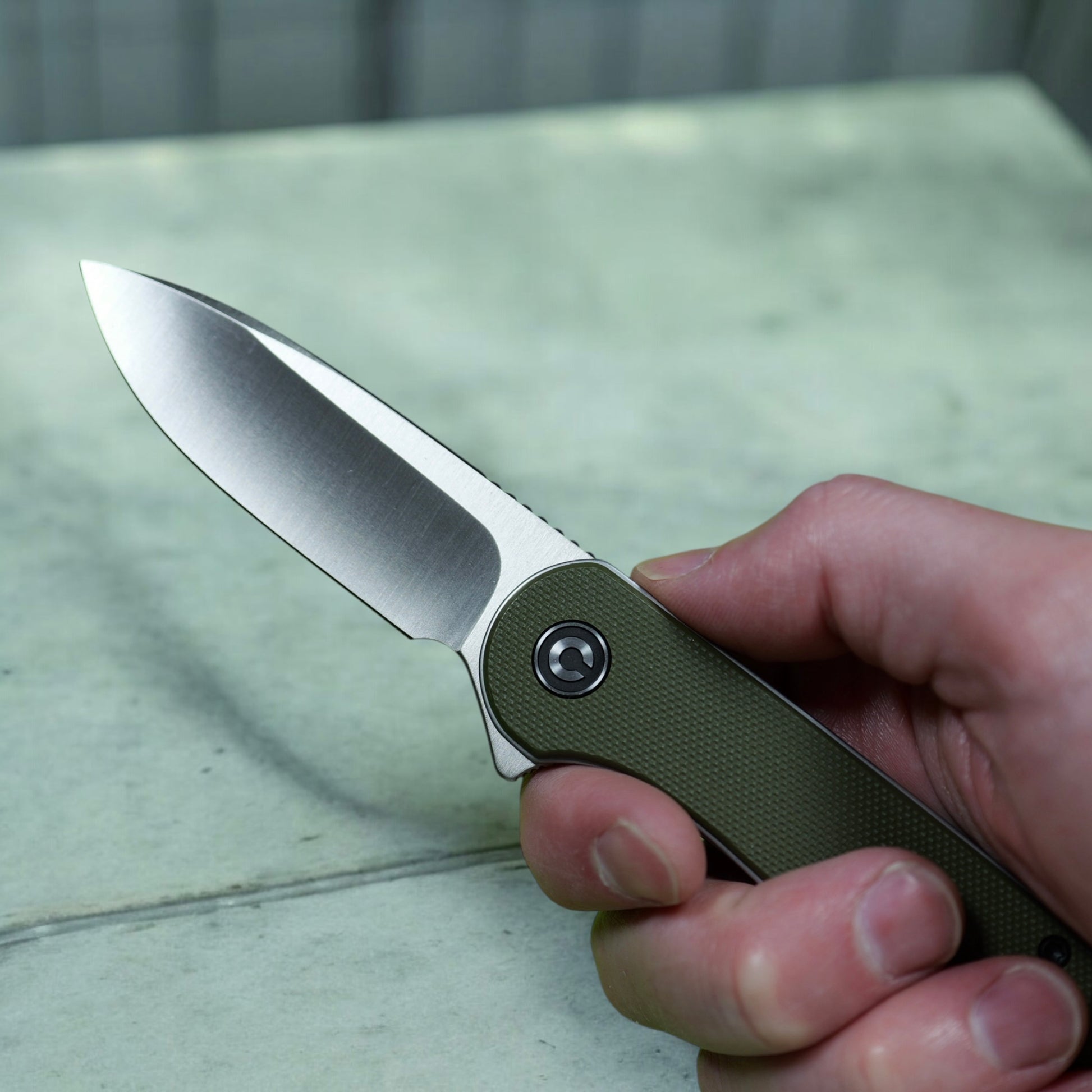 civivi elementum green in hand
