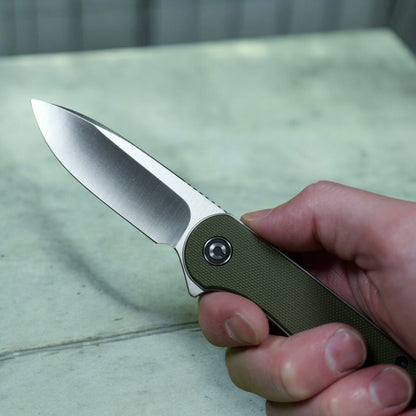civivi elementum green in hand